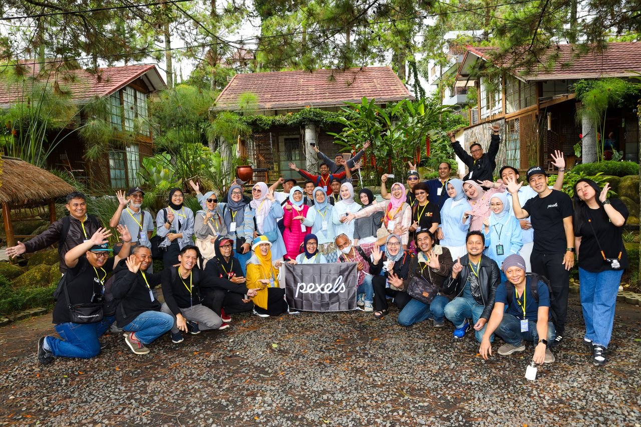 Mastering the First Impression: Your intriguing post title goes here A large group of diverse people pose together for a fun photo outdoors in Jawa Barat, Indonesia.